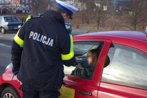 zdjęcie poglądowe- policjanci zatrzymują pojazd do kontroli