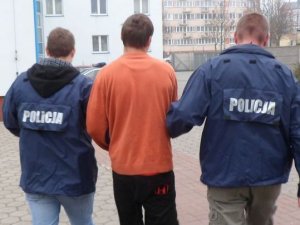 zdjęcie poglądowe- policjanci prowadzą zatrzymanego