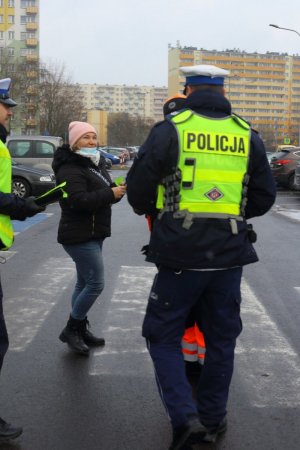 Partnerami akcji wraz z Policją byli ratownicy z Fundacji Bezpieczni.eu Żandarmeria Wojskowa, Centrum Szkolenia Wojsk Obrony Terytorialnej w Toruniu, 8 Kujawsko-Pomorska Brygada Obrony Terytorialnej oraz przedstawiciele samorządu. W czasie działań policjanci i organizatorzy rozdali setki różnego rodzaju elementów odblaskowych, zachęcając do ich noszenia wszystkich mieszkańców  miasta i  powiatu toruńskiego. Pomimo podsumowania akcji patrole policjantów  każdego dnia zwracają i będą skupiać swoją  uwagę na kierowcach i ich zachowania względem pieszych i użytkowników jednośladów oraz będą sprawdzać, czy piesi są świadomi przepisów ruchu drogowego.