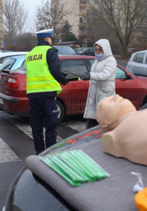 Partnerami akcji wraz z Policją byli ratownicy z Fundacji Bezpieczni.eu Żandarmeria Wojskowa, Centrum Szkolenia Wojsk Obrony Terytorialnej w Toruniu, 8 Kujawsko-Pomorska Brygada Obrony Terytorialnej oraz przedstawiciele samorządu. W czasie działań policjanci i organizatorzy rozdali setki różnego rodzaju elementów odblaskowych, zachęcając do ich noszenia wszystkich mieszkańców  miasta i  powiatu toruńskiego. Pomimo podsumowania akcji patrole policjantów  każdego dnia zwracają i będą skupiać swoją  uwagę na kierowcach i ich zachowania względem pieszych i użytkowników jednośladów oraz będą sprawdzać, czy piesi są świadomi przepisów ruchu drogowego.