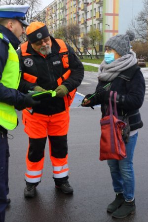 Partnerami akcji wraz z Policją byli ratownicy z Fundacji Bezpieczni.eu Żandarmeria Wojskowa, Centrum Szkolenia Wojsk Obrony Terytorialnej w Toruniu, 8 Kujawsko-Pomorska Brygada Obrony Terytorialnej oraz przedstawiciele samorządu. W czasie działań policjanci i organizatorzy rozdali setki różnego rodzaju elementów odblaskowych, zachęcając do ich noszenia wszystkich mieszkańców  miasta i  powiatu toruńskiego. Pomimo podsumowania akcji patrole policjantów  każdego dnia zwracają i będą skupiać swoją  uwagę na kierowcach i ich zachowania względem pieszych i użytkowników jednośladów oraz będą sprawdzać, czy piesi są świadomi przepisów ruchu drogowego.