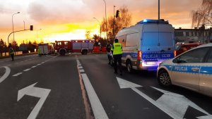 Dzisiaj, tj. 02.12.2021 około godz. 4:40 dyżurny toruńskiej komendy Policji otrzymał informację o zdarzeniu do jakiego doszło na drodze krajowej nr 10 w Czernikowie. Z informacji, które udało się zgromadzić policjantom wynika, że na skrzyżowaniu DK 10 z ul. Słowackiego doszło do zderzenia się pojazdu specjalnego Ochotniczej Straży Pożarnej z Czernikowa, który jechał do zdarzenia ogniowego z pojazdem ciężarowym marki MAN jadącym w kierunku Warszawy. Na miejscu zginął 62 -letni kierowca OSP oraz jego  29 -letnia koleżanka