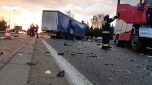 Dzisiaj, tj. 02.12.2021 około godz. 4:40 dyżurny toruńskiej komendy Policji otrzymał informację o zdarzeniu do jakiego doszło na drodze krajowej nr 10 w Czernikowie. Z informacji, które udało się zgromadzić policjantom wynika, że na skrzyżowaniu DK 10 z ul. Słowackiego doszło do zderzenia się pojazdu specjalnego Ochotniczej Straży Pożarnej z Czernikowa, który jechał do zdarzenia ogniowego z pojazdem ciężarowym marki MAN jadącym w kierunku Warszawy. Na miejscu zginął 62 -letni kierowca OSP oraz jego  29 -letnia koleżanka