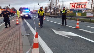 Dzisiaj, tj. 02.12.2021 około godz. 4:40 dyżurny toruńskiej komendy Policji otrzymał informację o zdarzeniu do jakiego doszło na drodze krajowej nr 10 w Czernikowie. Z informacji, które udało się zgromadzić policjantom wynika, że na skrzyżowaniu DK 10 z ul. Słowackiego doszło do zderzenia się pojazdu specjalnego Ochotniczej Straży Pożarnej z Czernikowa, który jechał do zdarzenia ogniowego z pojazdem ciężarowym marki MAN jadącym w kierunku Warszawy. Na miejscu zginął 62 -letni kierowca OSP oraz jego  29 -letnia koleżanka