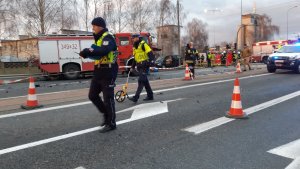 Dzisiaj, tj. 02.12.2021 około godz. 4:40 dyżurny toruńskiej komendy Policji otrzymał informację o zdarzeniu do jakiego doszło na drodze krajowej nr 10 w Czernikowie. Z informacji, które udało się zgromadzić policjantom wynika, że na skrzyżowaniu DK 10 z ul. Słowackiego doszło do zderzenia się pojazdu specjalnego Ochotniczej Straży Pożarnej z Czernikowa, który jechał do zdarzenia ogniowego z pojazdem ciężarowym marki MAN jadącym w kierunku Warszawy. Na miejscu zginął 62 -letni kierowca OSP oraz jego  29 -letnia koleżanka