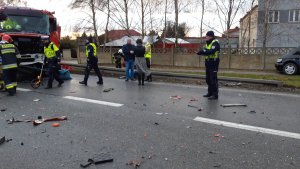 Dzisiaj, tj. 02.12.2021 około godz. 4:40 dyżurny toruńskiej komendy Policji otrzymał informację o zdarzeniu do jakiego doszło na drodze krajowej nr 10 w Czernikowie. Z informacji, które udało się zgromadzić policjantom wynika, że na skrzyżowaniu DK 10 z ul. Słowackiego doszło do zderzenia się pojazdu specjalnego Ochotniczej Straży Pożarnej z Czernikowa, który jechał do zdarzenia ogniowego z pojazdem ciężarowym marki MAN jadącym w kierunku Warszawy. Na miejscu zginął 62 -letni kierowca OSP oraz jego  29 -letnia koleżanka