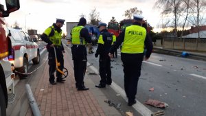 Dzisiaj, tj. 02.12.2021 około godz. 4:40 dyżurny toruńskiej komendy Policji otrzymał informację o zdarzeniu do jakiego doszło na drodze krajowej nr 10 w Czernikowie. Z informacji, które udało się zgromadzić policjantom wynika, że na skrzyżowaniu DK 10 z ul. Słowackiego doszło do zderzenia się pojazdu specjalnego Ochotniczej Straży Pożarnej z Czernikowa, który jechał do zdarzenia ogniowego z pojazdem ciężarowym marki MAN jadącym w kierunku Warszawy. Na miejscu zginął 62 -letni kierowca OSP oraz jego  29 -letnia koleżanka