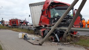 Dzisiaj, tj. 02.12.2021 około godz. 4:40 dyżurny toruńskiej komendy Policji otrzymał informację o zdarzeniu do jakiego doszło na drodze krajowej nr 10 w Czernikowie. Z informacji, które udało się zgromadzić policjantom wynika, że na skrzyżowaniu DK 10 z ul. Słowackiego doszło do zderzenia się pojazdu specjalnego Ochotniczej Straży Pożarnej z Czernikowa, który jechał do zdarzenia ogniowego z pojazdem ciężarowym marki MAN jadącym w kierunku Warszawy. Na miejscu zginął 62 -letni kierowca OSP oraz jego  29 -letnia koleżanka