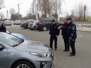 Wczoraj 9.12.2021 około  godz. 12:30,  przed siedzibą Komisariatu Policji w Dobrzejewicach  odbyło się uroczyste przekazanie radiowozów. Wójt Gminy Lubicz  Pan Marek Nicewicz, Wójt Gminy Obrowo Pan Andrzej Wieczyński i Wójt Gminy Czernikowo Pan Tomasz Krasicki  kluczyki do aut dla policjantów przekazali na ręce Komendanta Miejskiego Policji w Toruniu insp. Macieja Lewandowskiego, któremu towarzyszyli Komendant Komisariatu Policji w Dobrzejewicach nadkom. Szymon Bartnik  i jego zastępca  podkom. Tomasz Markowski.

 Pojazdy są współfinasowane przez Komendę Główną Policji  oraz wyżej wymienione  gminy. Policyjny tabor w Dobrzejewicach  wzbogacił się o dwa  radiowozy.  Nieoznakowany radiowóz marki  kia ceed, który współfinansowały  gminy Obrowo i Czernikowo oraz  oznakowaną toyotę corollę hybrid, którą dofinansowała   gmina Lubicz. Oznakowany radiowóz jest dedykowany w szczególności służbie prewencji dzielnicowych, pełniących służbę na terenie gminy Lubicz.