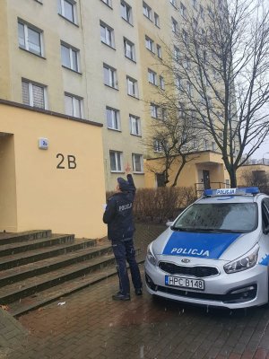 Policjanci od momentu wprowadzenia nowych przepisów przez cały czas kontrolują adresy osób poddanych domowej kwarantannie i  apelują o odpowiedzialne i rozsądne zachowanie w tym o przestrzeganie wprowadzonych ograniczeń, współpracę i realizowanie poleceń służb.