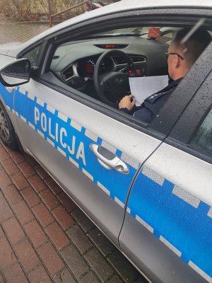 Policjanci od momentu wprowadzenia nowych przepisów przez cały czas kontrolują adresy osób poddanych domowej kwarantannie i  apelują o odpowiedzialne i rozsądne zachowanie w tym o przestrzeganie wprowadzonych ograniczeń, współpracę i realizowanie poleceń służb.