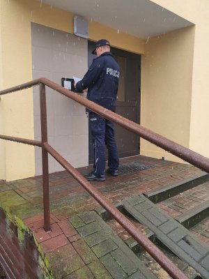 Policjanci od momentu wprowadzenia nowych przepisów przez cały czas kontrolują adresy osób poddanych domowej kwarantannie i  apelują o odpowiedzialne i rozsądne zachowanie w tym o przestrzeganie wprowadzonych ograniczeń, współpracę i realizowanie poleceń służb.