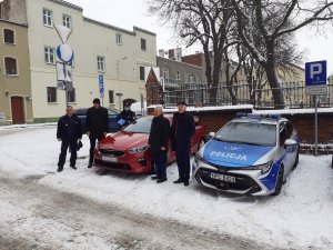 W miniony piątek  10.12.2021roku,  przed siedzibą Komisariatu Policji w Chełmży  odbyło się uroczyste przekazanie radiowozów. Wójt Gminy Złejwsi Wielkiej Pan Jan Surdyka,  Wójt  Gminy Łysomic Pan Piotr Kowal   oraz Wójt Gminy  Łubianka  Pan Jerzy Zająkała,  kluczyki do nowych  aut dla policjantów przekazali na ręce Komendanta Miejskiego Policji w Toruniu insp. Macieja Lewandowskiego, któremu towarzyszyli Komendant Komisariatu Policji w  Chełmży  mł.  insp. Sławomir Więcek   i jego zastępca  podinsp.  Ireneusz Lewandowski.