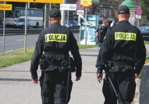 Zdjęcie poglądowe- patrol policjantów


Podczas zdarzenia w dniu 15.12. chłopcy wzięli  przedmioty z półek a następnie próbowali opuścić sklep omijając linie kas. Wtedy wpadli prosto na policjantów. Jak się okazało młodzieńcy chcieli wynieść ze sklepu napoje alkoholowe o małej pojemności oraz puszki z energetykami co jak wiemy im się nie udało.
 Ujęci przez funkcjonariuszy to 14, 15 i 16- letni mieszkańcy naszego powiatu. Jak ustalili policjanci chwilę wcześniej zatrzymany przez nich 16- latek dokonał kradzieży słodyczy w innym sklepie przy tej samej ulicy.