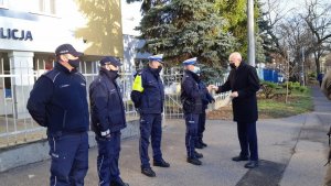 Dzisiaj tj.  w  dniu 17.12.2019 o godz. 10:00,  przed siedzibą Komendy Miejskiej Policji w Toruniu odbyło  się uroczyste przekazanie czterech radiowozów. Kluczyki do aut Komendantowi Miejskiemu Policji w Toruniu insp. Maciejowi   Lewandowskiemu przekazał   Prezydent Miasta Torunia Michał Zaleski. Wszystkie pojazdy są współfinasowane przez Policji  oraz  Urząd Miasta Torunia.

Od dzisiaj toruński tabor policyjny wzbogacą dwie  oznakowane  toyoty corollee, które są pojazdami  hybrydowymi o pojemności  silnika benzynowego 1798 cm, ich moc  to 97 KM. Wyposażone są w  radiostację, urządzenie nagłaśniające, kompletną lampę zespoloną, dużą torbę ratowniczą tzw. apteczkę &quot;Policja”. Kolejne dwa auta są pojazdami nieoznakowanymi marki Kia Ceed, silnik benzynowy o pojemności  1482 cm, mocy 117,5 kW. Pojazdy rozwijają prędkość do 210 km/h. Dodatkowo wyposażone są w radiostację kamuflowaną, apteczka &quot;Policja&quot;, napisy magnetyczne &quot;Policja&quot;.

Pojazdy oznakowane trafiły do Wydziału Ruchu Drogowego KMP w Toruniu zaś nieoznakowane     do     Sztabu Policji Komendy Miejskiej Policji  w Toruniu i Komisariatu Policji Toruń Podgórz.