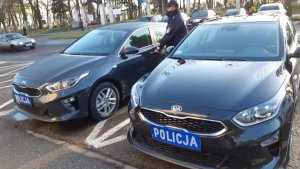 Dzisiaj tj.  w  dniu 17.12.2019 o godz. 10:00,  przed siedzibą Komendy Miejskiej Policji w Toruniu odbyło  się uroczyste przekazanie czterech radiowozów. Kluczyki do aut Komendantowi Miejskiemu Policji w Toruniu insp. Maciejowi   Lewandowskiemu przekazał   Prezydent Miasta Torunia Michał Zaleski. Wszystkie pojazdy są współfinasowane przez Policji  oraz  Urząd Miasta Torunia.

Od dzisiaj toruński tabor policyjny wzbogacą dwie  oznakowane  toyoty corollee, które są pojazdami  hybrydowymi o pojemności  silnika benzynowego 1798 cm, ich moc  to 97 KM. Wyposażone są w  radiostację, urządzenie nagłaśniające, kompletną lampę zespoloną, dużą torbę ratowniczą tzw. apteczkę &quot;Policja”. Kolejne dwa auta są pojazdami nieoznakowanymi marki Kia Ceed, silnik benzynowy o pojemności  1482 cm, mocy 117,5 kW. Pojazdy rozwijają prędkość do 210 km/h. Dodatkowo wyposażone są w radiostację kamuflowaną, apteczka &quot;Policja&quot;, napisy magnetyczne &quot;Policja&quot;.

Pojazdy oznakowane trafiły do Wydziału Ruchu Drogowego KMP w Toruniu zaś nieoznakowane     do     Sztabu Policji Komendy Miejskiej Policji  w Toruniu i Komisariatu Policji Toruń Podgórz.