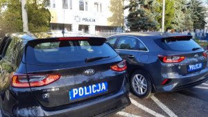 Dzisiaj tj.  w  dniu 17.12.2019 o godz. 10:00,  przed siedzibą Komendy Miejskiej Policji w Toruniu odbyło  się uroczyste przekazanie czterech radiowozów. Kluczyki do aut Komendantowi Miejskiemu Policji w Toruniu insp. Maciejowi   Lewandowskiemu przekazał   Prezydent Miasta Torunia Michał Zaleski. Wszystkie pojazdy są współfinasowane przez Policji  oraz  Urząd Miasta Torunia.

Od dzisiaj toruński tabor policyjny wzbogacą dwie  oznakowane  toyoty corollee, które są pojazdami  hybrydowymi o pojemności  silnika benzynowego 1798 cm, ich moc  to 97 KM. Wyposażone są w  radiostację, urządzenie nagłaśniające, kompletną lampę zespoloną, dużą torbę ratowniczą tzw. apteczkę &quot;Policja”. Kolejne dwa auta są pojazdami nieoznakowanymi marki Kia Ceed, silnik benzynowy o pojemności  1482 cm, mocy 117,5 kW. Pojazdy rozwijają prędkość do 210 km/h. Dodatkowo wyposażone są w radiostację kamuflowaną, apteczka &quot;Policja&quot;, napisy magnetyczne &quot;Policja&quot;.

Pojazdy oznakowane trafiły do Wydziału Ruchu Drogowego KMP w Toruniu zaś nieoznakowane     do     Sztabu Policji Komendy Miejskiej Policji  w Toruniu i Komisariatu Policji Toruń Podgórz.