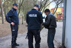 zdjęcie poglądowe- patrol wraz ze sprawcą