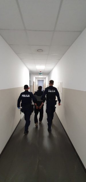 Policjanci z Komisariatu Policji  w Dobrzejewicach od razu zajęli się tą sprawą. Wynikiem ich ustaleń było poniedziałkowe (03.01.) zatrzymanie dwóch mężczyzn podejrzanych o tą kradzież. To 25- letni mieszkaniec gminy Obrowo oraz 19- letni mieszkaniec gminy Czernikowo. Na zdjęciach i filmiku policjanci prewencji  prowadzą jednego z podejrzanych do pokoju przesłuchań.