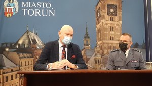 Prezydent Miasta Torunia i Komendant Miejski policji w Toruniu podczas podpisywania porumienia.