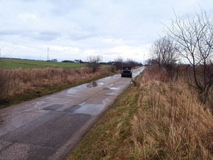 zdjęcia sprawców w pojeździe mercedes koloru ciemnego bez tablic rejestracyjnych  oraz tego pojazdu