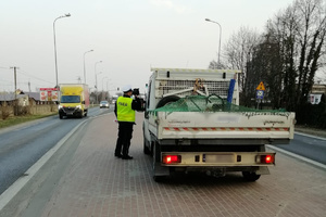 policjanci kontrolujący pojazdy i prędkość