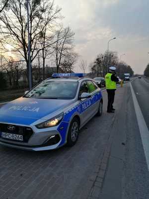 policjanci kontrolujący pojazdy i prędkość