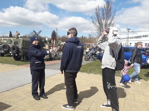 Dwaj mężczyźni w obecności policjantki zakładają alko i narkogogle