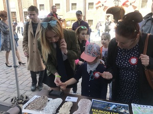 Uczennica z klasy policyjnej pobiera linie papilarne