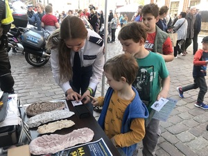 Uczennica z klasy policyjnej w namiocie profilaktycznym