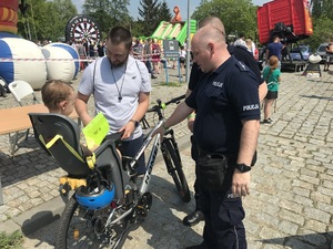 Policjanci przy znakowaniu roweru