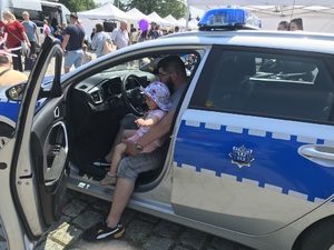 Dziecko w radiowozie policyjnym