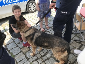 Dziecko z psem policyjnym