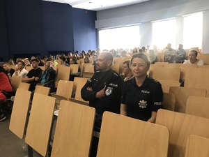 Policjanci na konferencji z młodzieżą