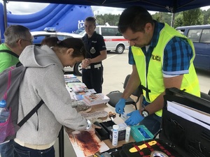 Technik kryminalistyki pokazuje metody pobierania linii papilarnych