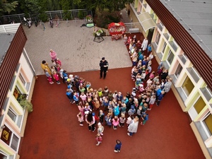 wizyta policjantów w przedszkolu, dzieci i policjanci