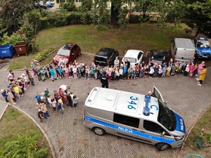 wizyta policjantów w przedszkolu, dzieci i policjanci