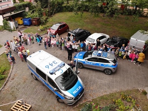 wizyta policjantów w przedszkolu, dzieci i policjanci