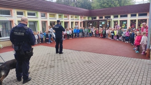 wizyta policjantów w przedszkolu, dzieci i policjanci