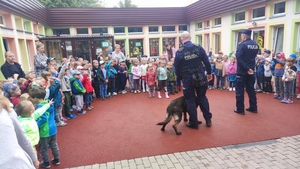 wizyta policjantów w przedszkolu, dzieci i policjanci