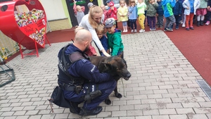 wizyta policjantów w przedszkolu, dzieci i policjanci