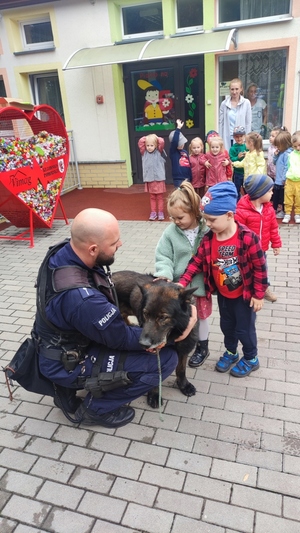 wizyta policjantów w przedszkolu, dzieci i policjanci