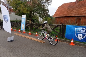 Uczennica pokonuje rowerowy tor przeszkód