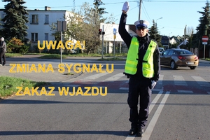 policjant kieruje ruchem
