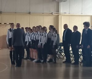 Pierwszy Zastępca Komendanta Miejskiego Policji w Toruniu przyjmuje meldunek od uczniów klas policyjnych
