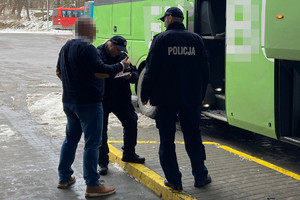 umundurowana policjantka rozmawia z mężczyzną, obok stoi policjant