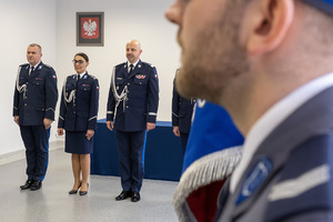 policjanci stoją na sali