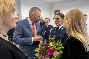 kobiety i mężczyzna rozmawiają z policjantką