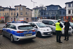 policjant rozmawia z przechodniem