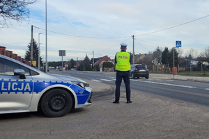 policjant patrzy na przejście dla pieszych